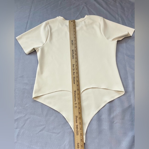 Good American, this bodysuit features:
Scuba double stretch Size 6  cream - Picture 4 of 4